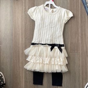 Sweater, short sleeved with solid black leggings